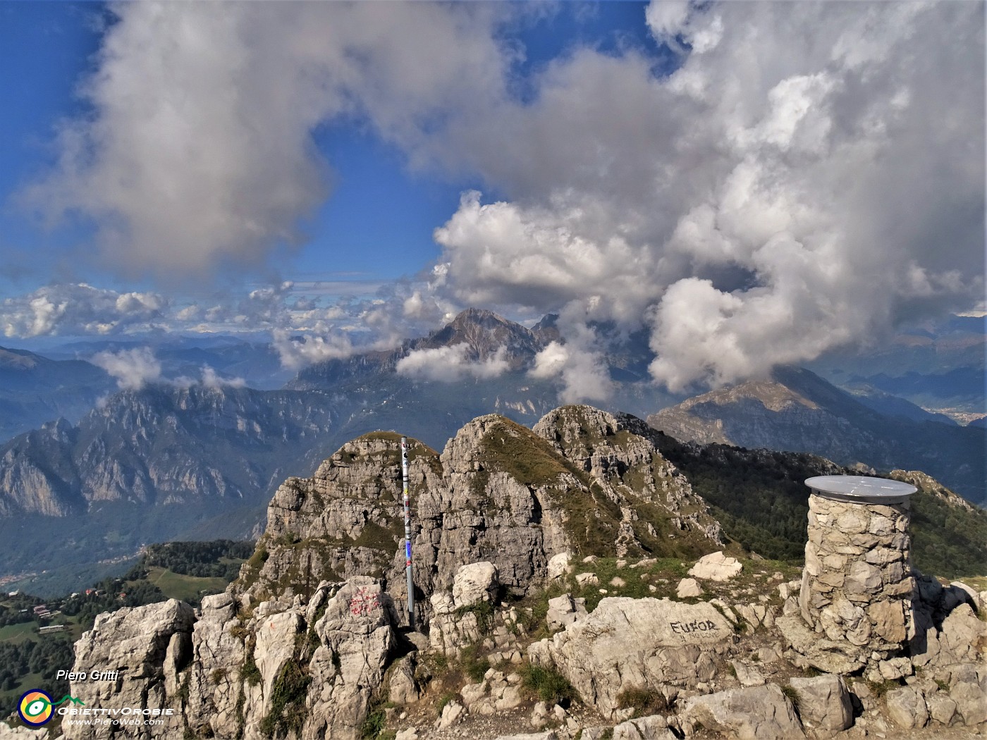 39 Cresta nord del Resegone, Punta Stoppani (1849 m), Punta Manzoni (1801 m), Cima Pozzi (1810 m), Grigne.JPG